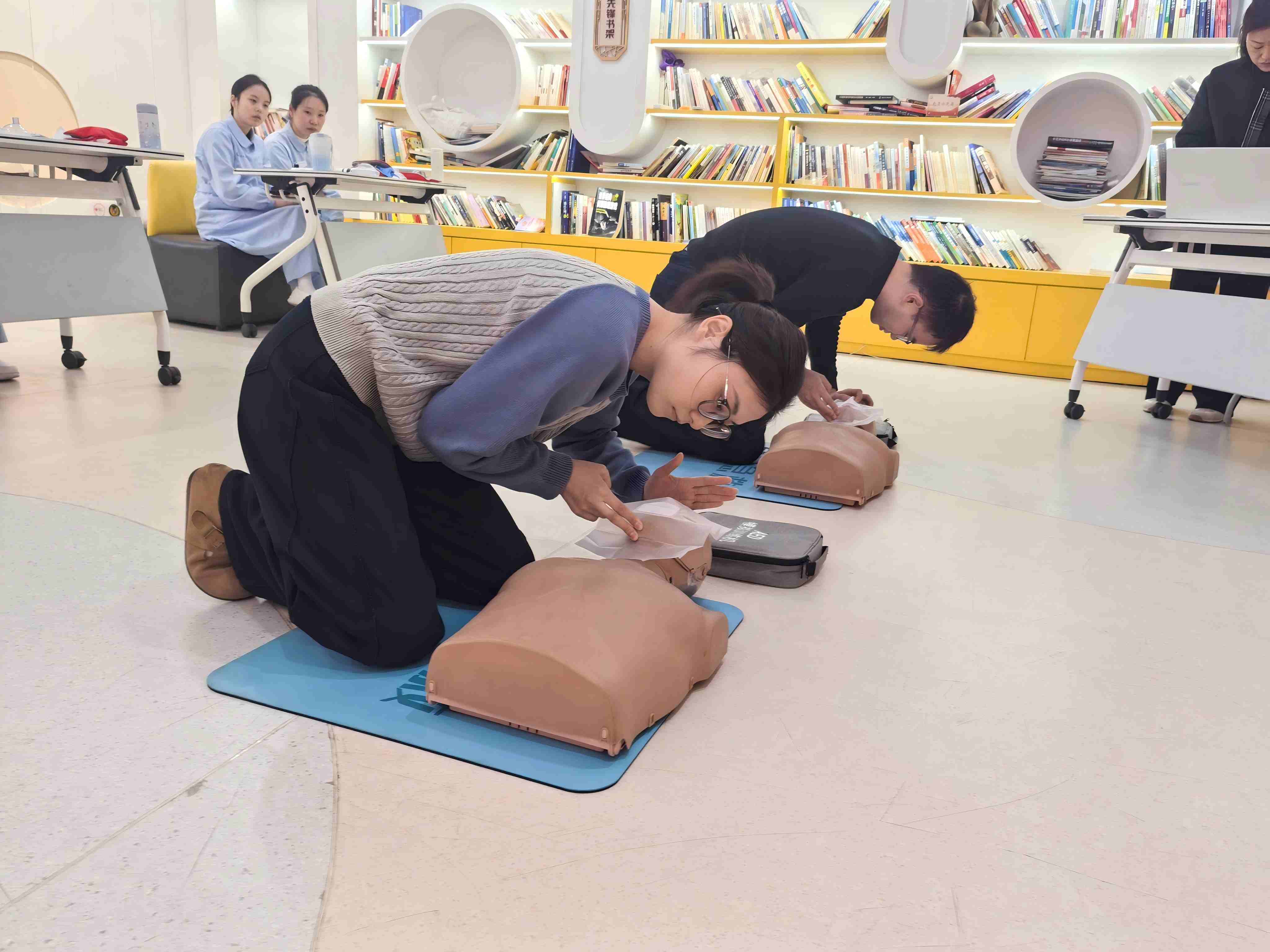 导师指导急救操作练习